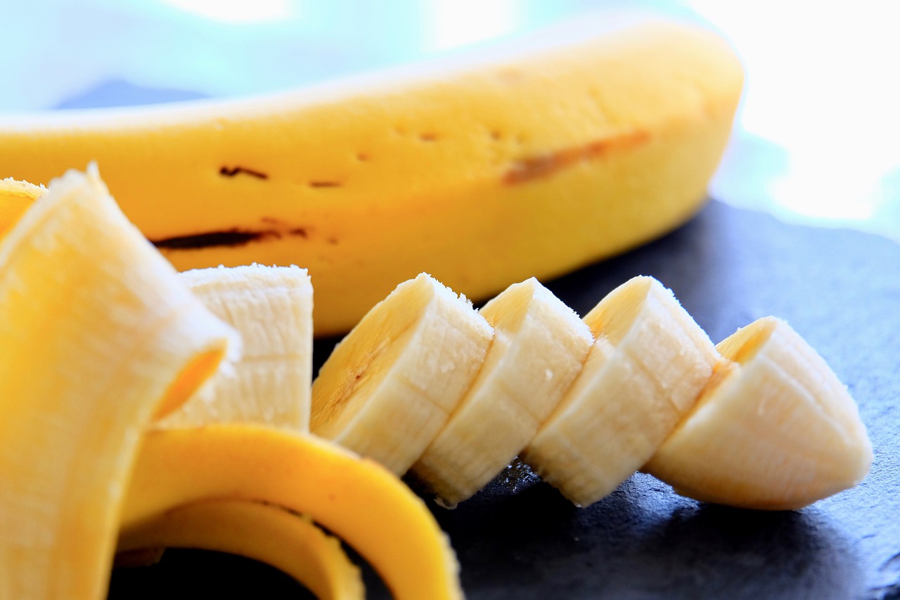 Jak banany wpływają na organizm? Banan przed czy po treningu – idealna przekąska przed i po treningu