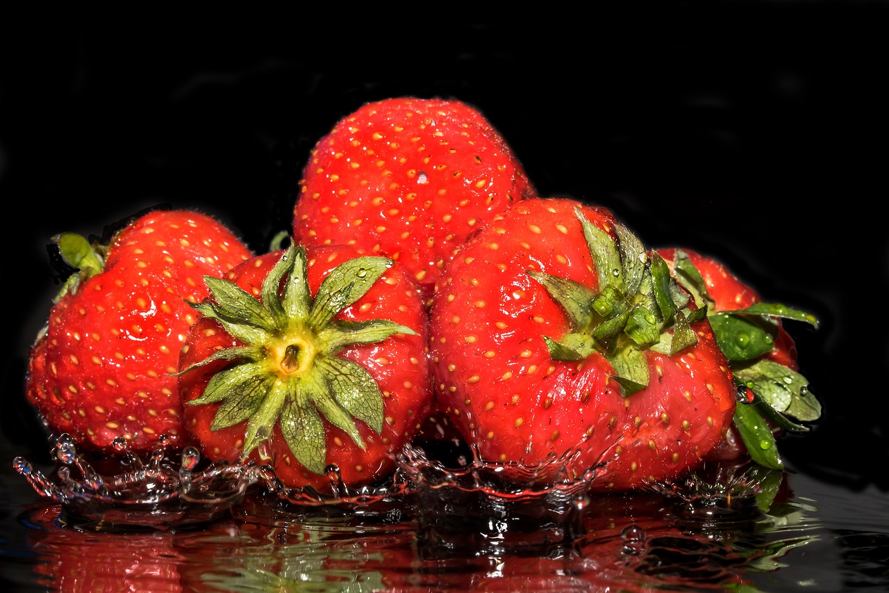 Jak myć owoce i warzywa, by usunąć pestycydy i szkodliwe bakterie?